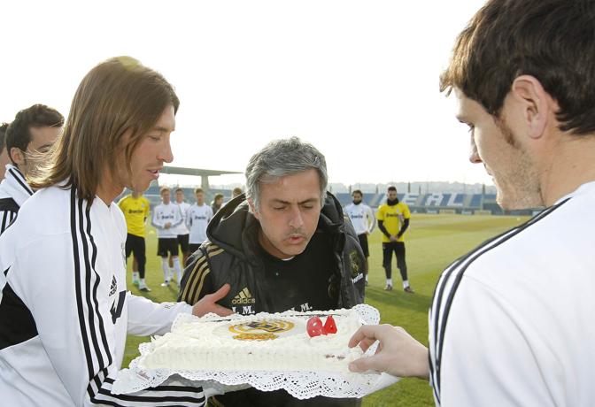 26 gennaio 2012. Mou festeggia i suoi 49 anni con Iker Casillas e Sergio Ramos. Ansa